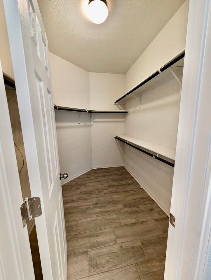 824 Falkland Trce - Photo 2 of 23