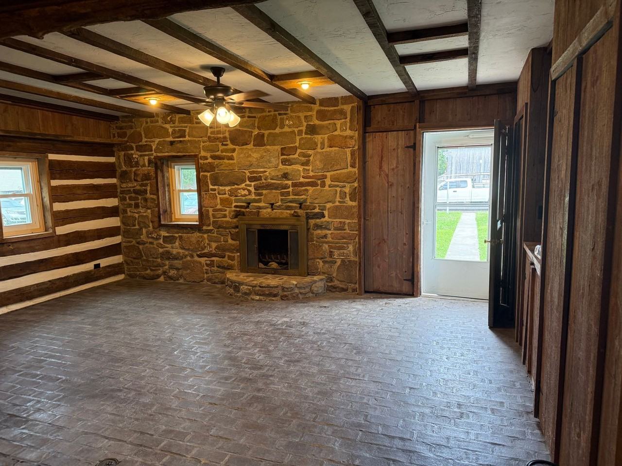 323 W King St - Photo 4 of 16