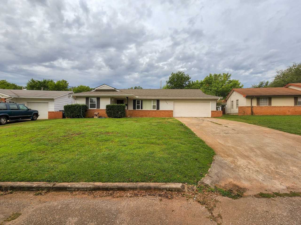 1304 Thompson Dr - Photo 2 of 15