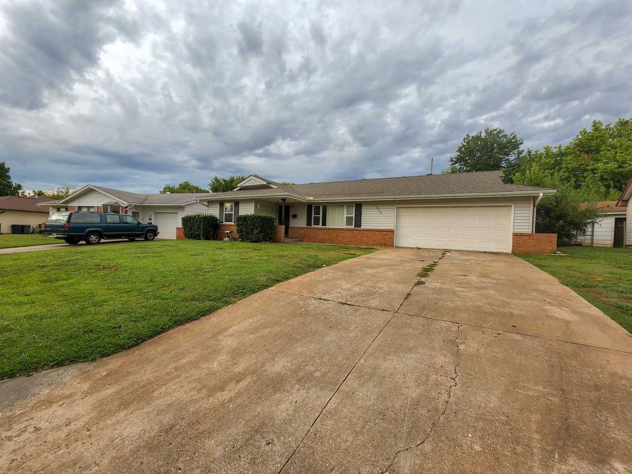 1304 Thompson Dr - Photo 3 of 15