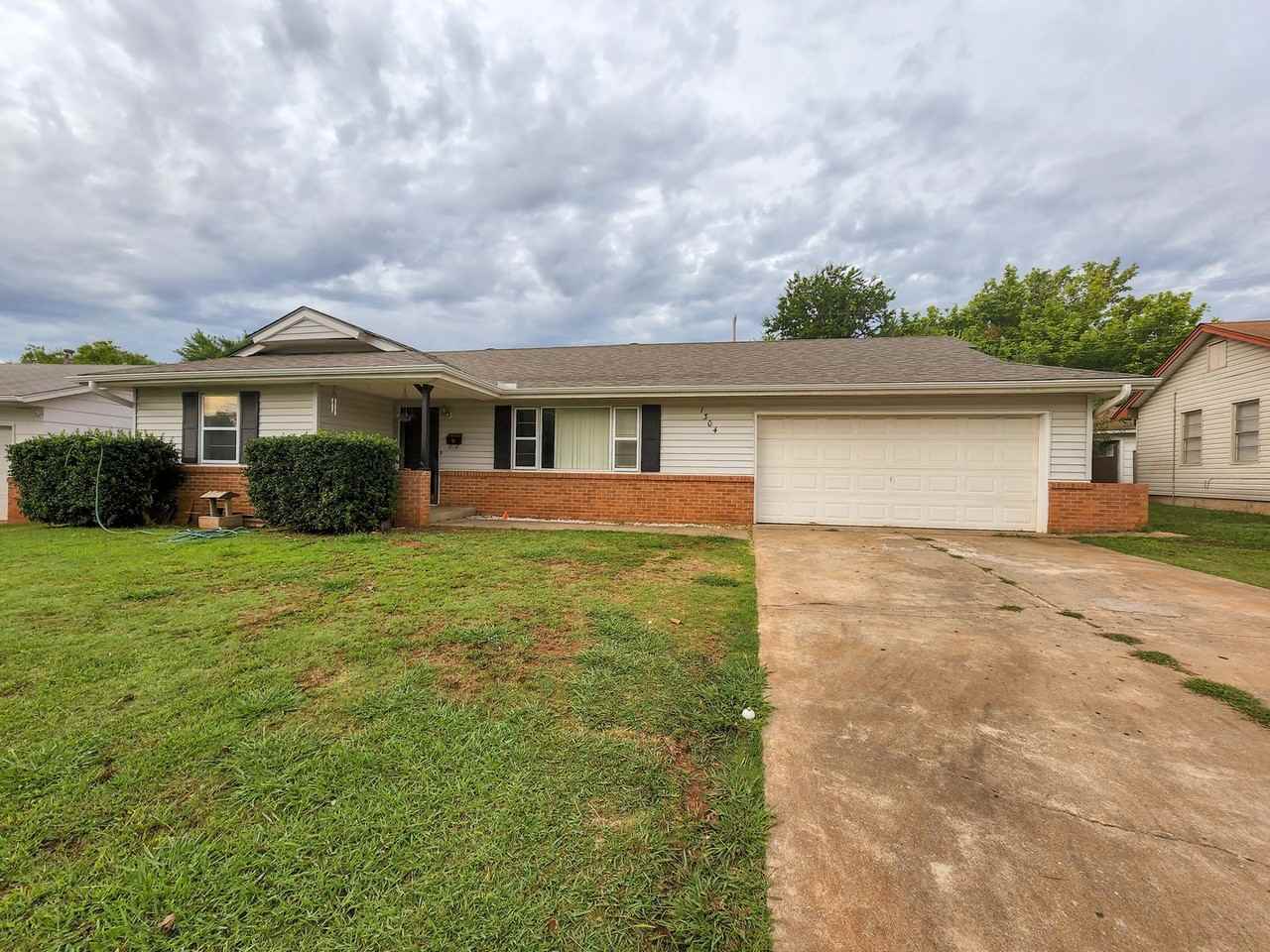 1304 Thompson Dr - Photo 4 of 15