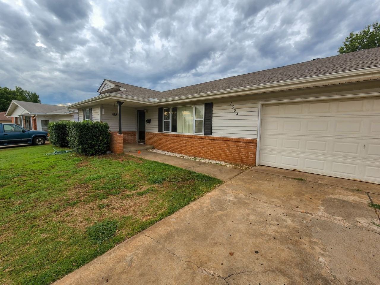 1304 Thompson Dr - Photo 5 of 15