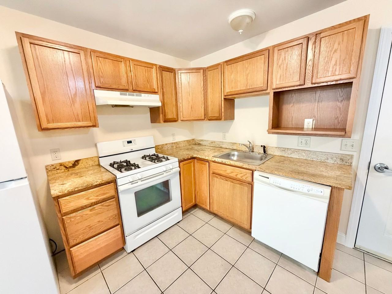 235 Pearl St - Photo 6 of 15