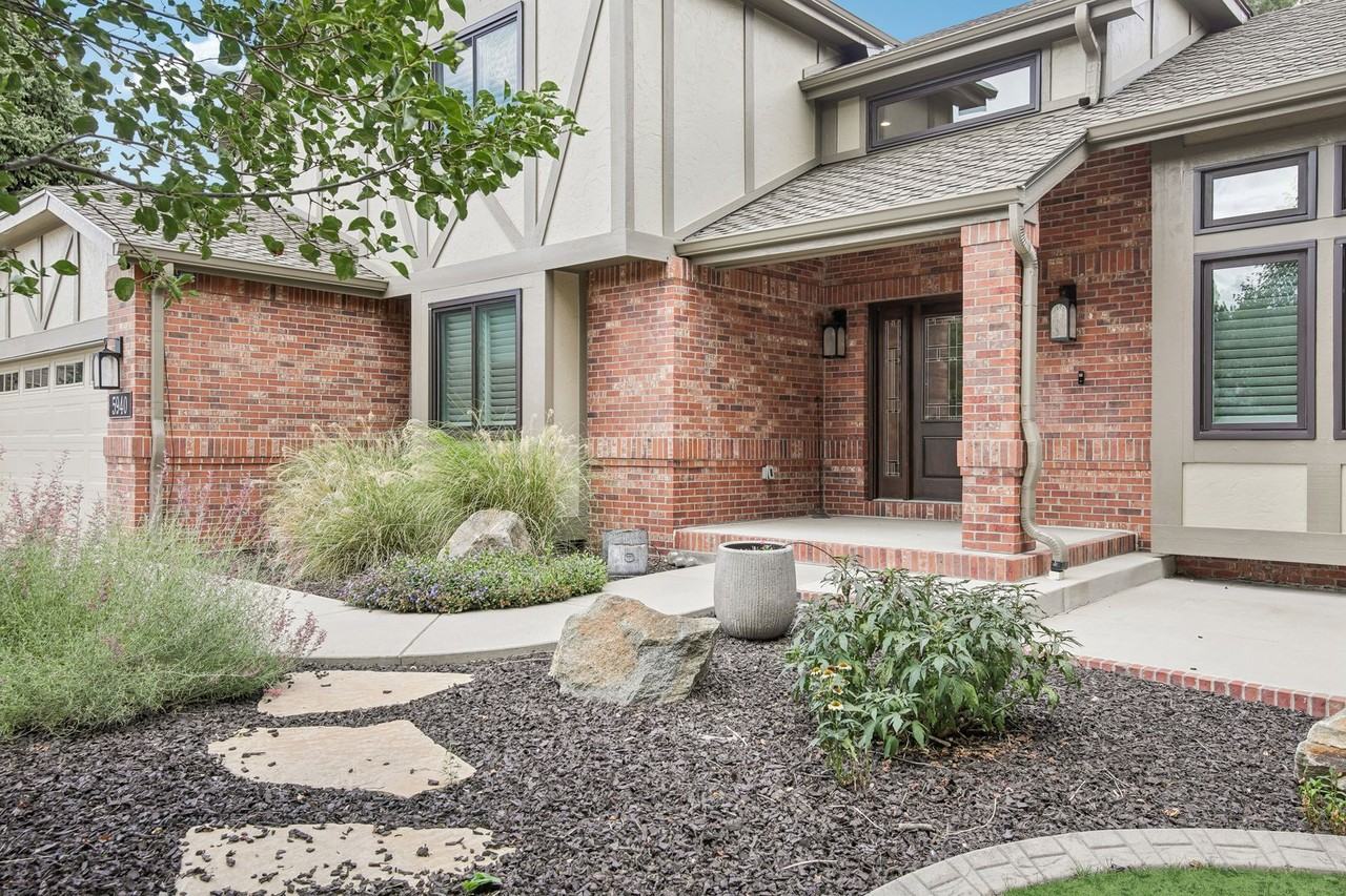 5940 S Cimarron Way - Photo 3 of 47