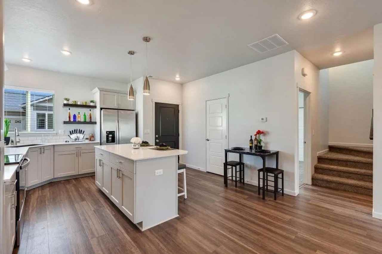1362 E Mordyl Loop - Photo 4 of 29