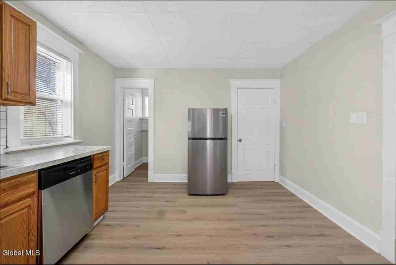 311 Division St - Photo 6 of 24