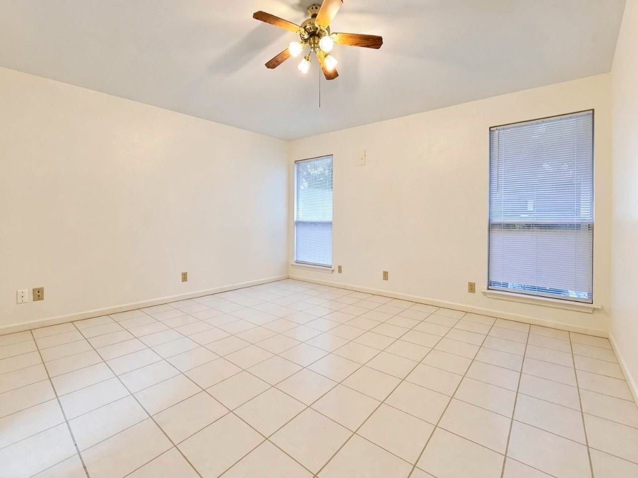 4605 High Pointe Dr - Photo 4 of 9