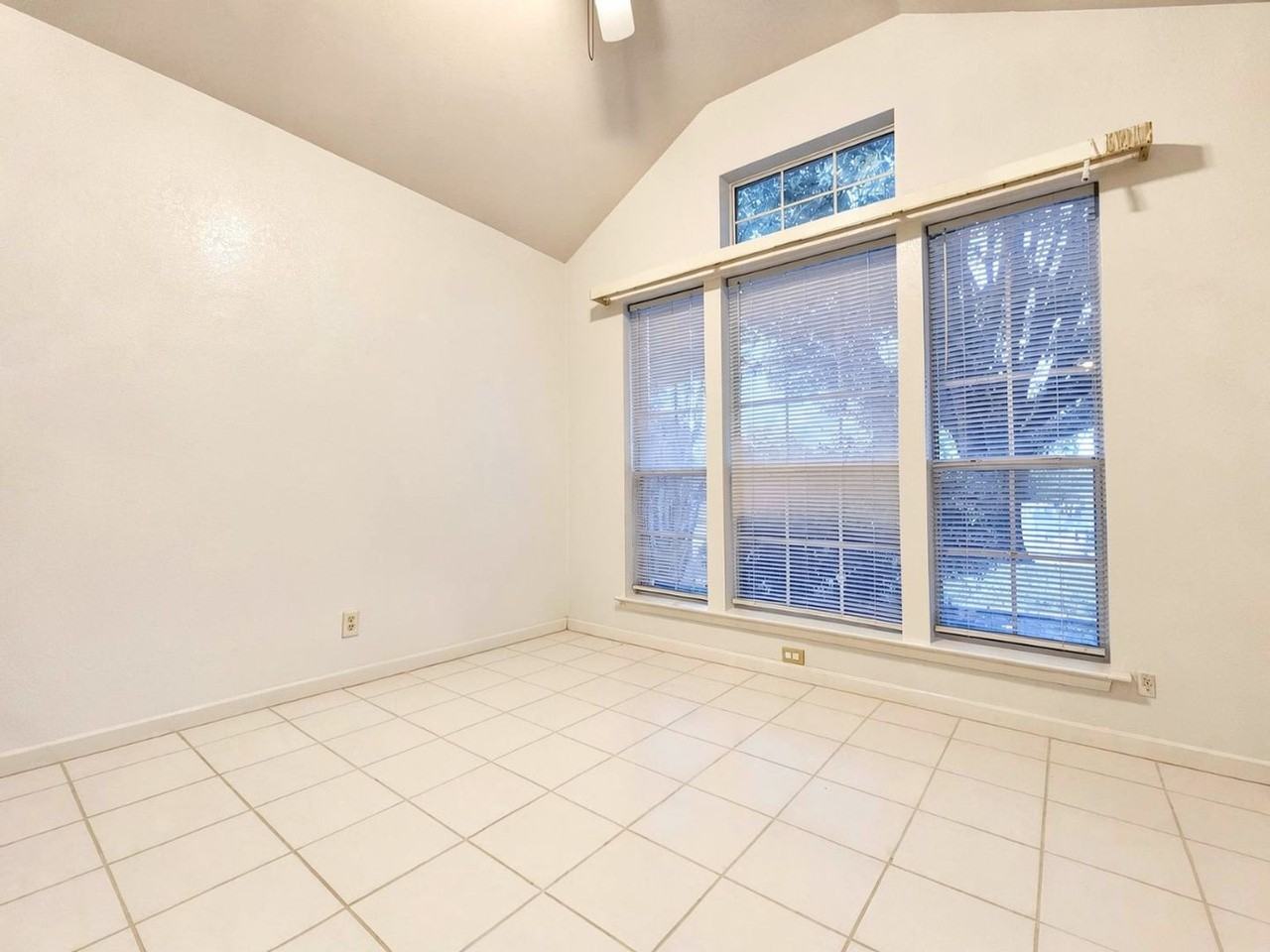 4605 High Pointe Dr - Photo 5 of 9