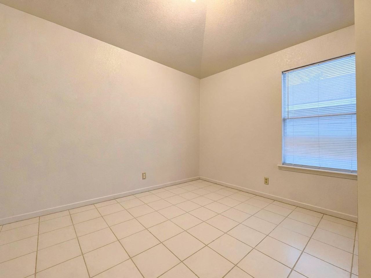 4605 High Pointe Dr - Photo 6 of 9