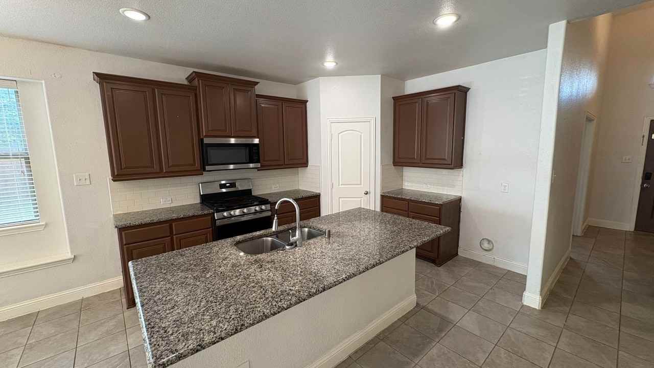 610 Alderwood Ct - Photo 5 of 28