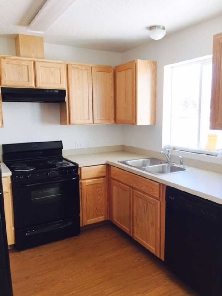 Spacious 2 Bed / 1 Bath Apartment in Post Falls, ID! - Photo 2 of 13