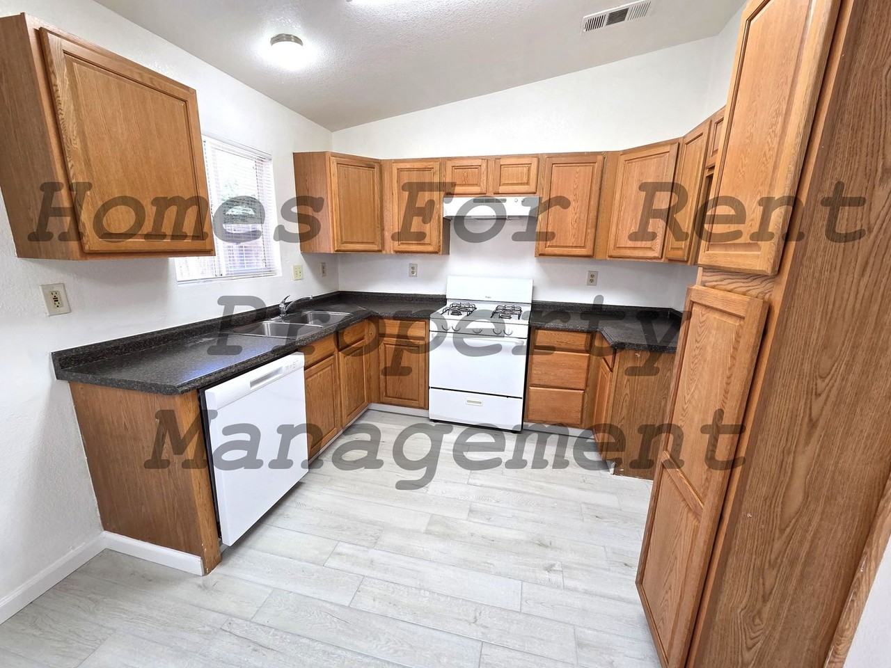 902 W Springville Ave - Photo 4 of 12