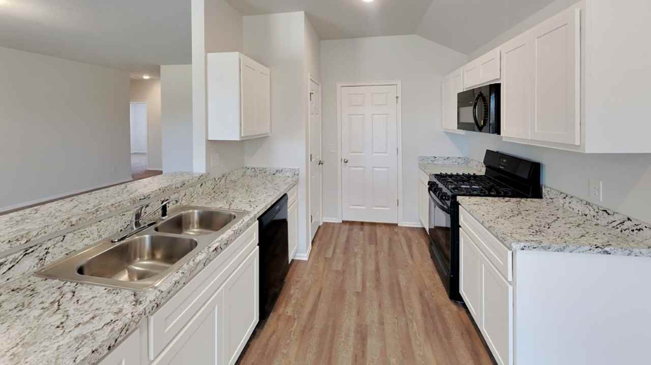 10005 Wessex Dr - Photo 5 of 17