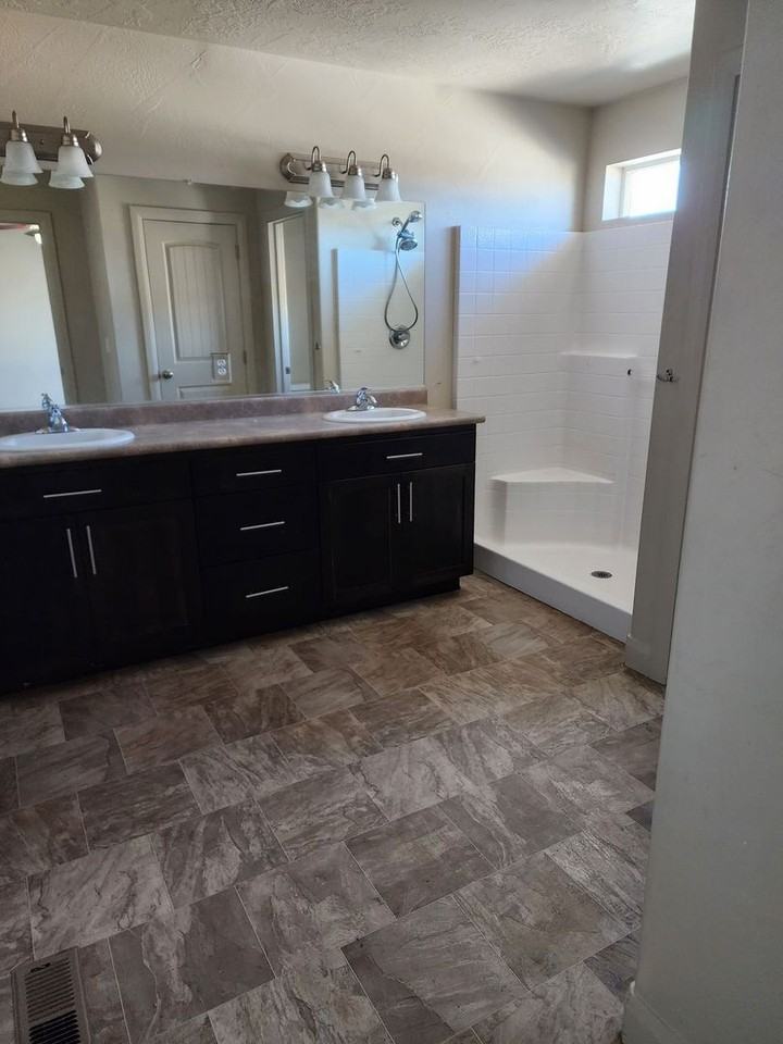 241 E 3025 N - Photo 4 of 8