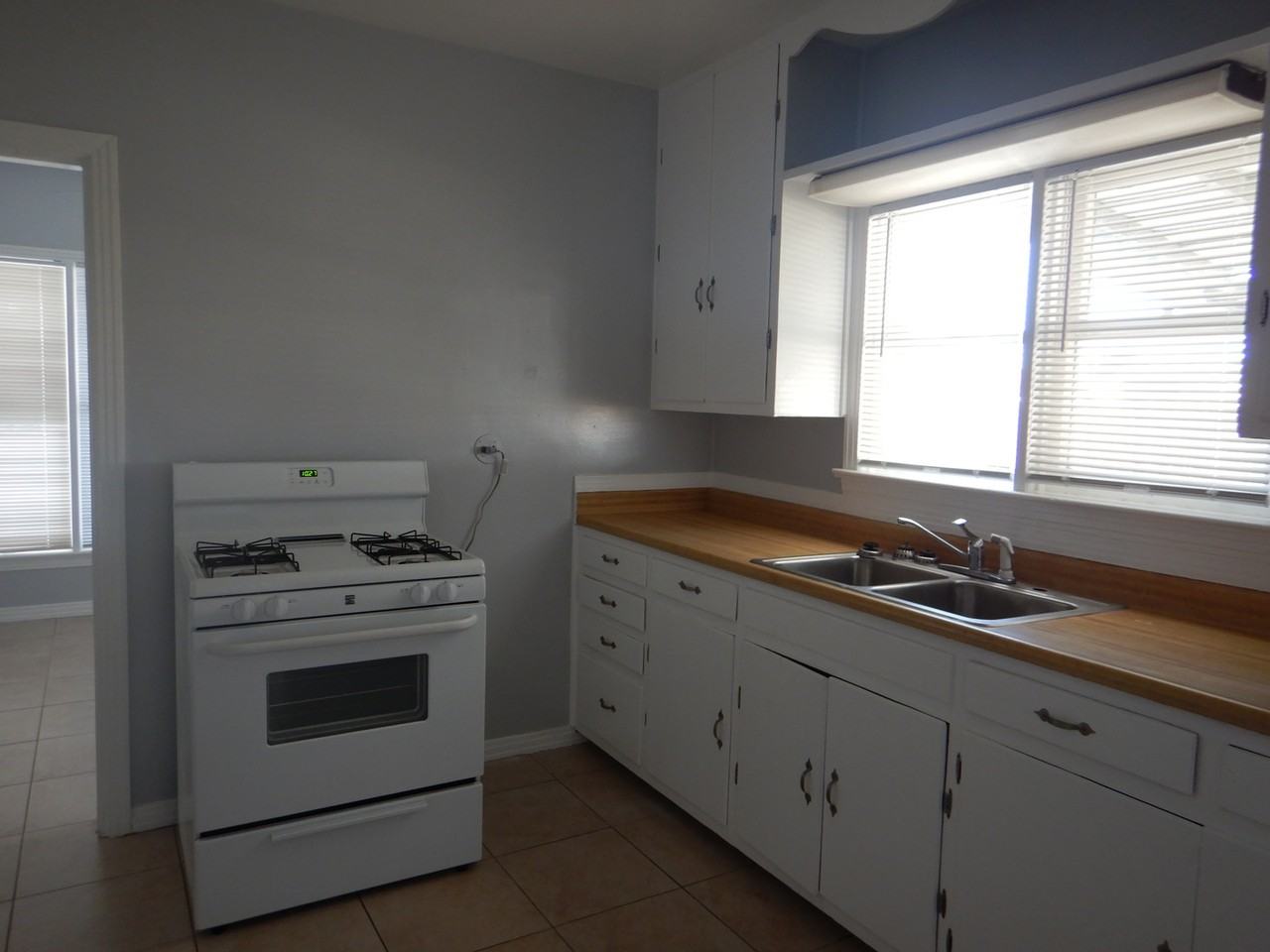614 W Atkins Ave - Photo 5 of 11