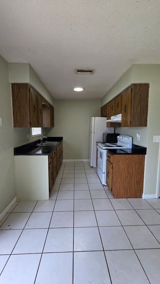 1571 Mobile Ave - Photo 3 of 9