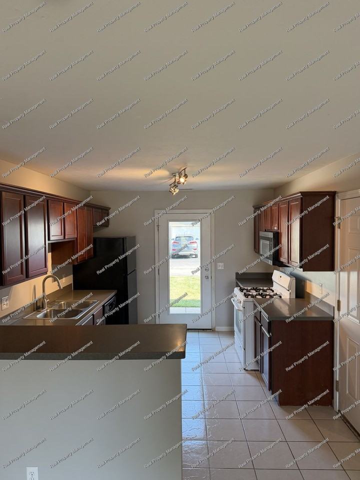 10401 Paramount Way - Photo 3 of 12
