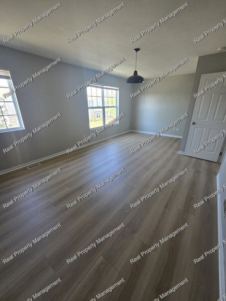 10401 Paramount Way - Photo 6 of 12