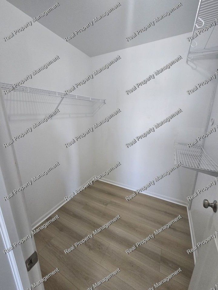 10401 Paramount Way - Photo 7 of 12