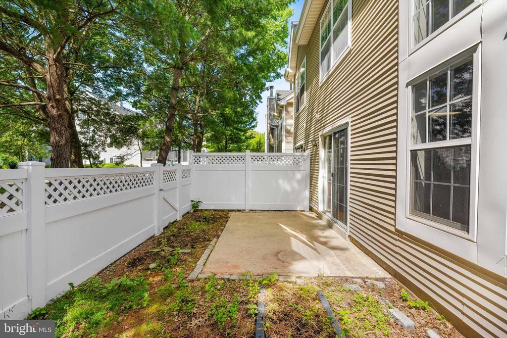 16 Lee Ct - Photo 4 of 50