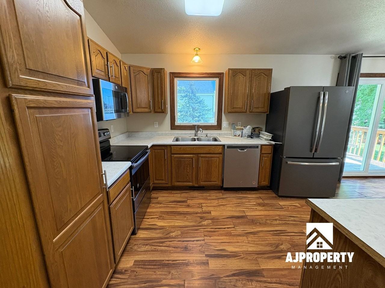 2208 S Larch Ave - Photo 2 of 23