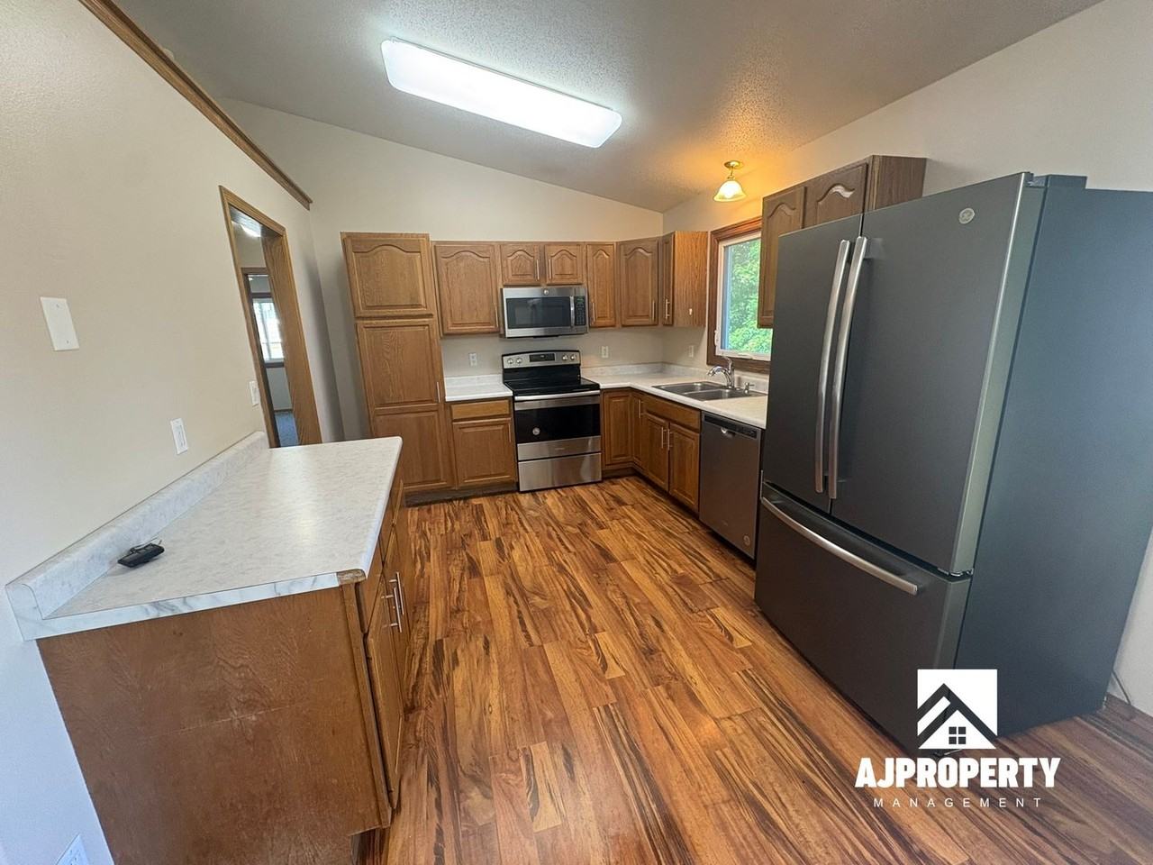 2208 S Larch Ave - Photo 3 of 23