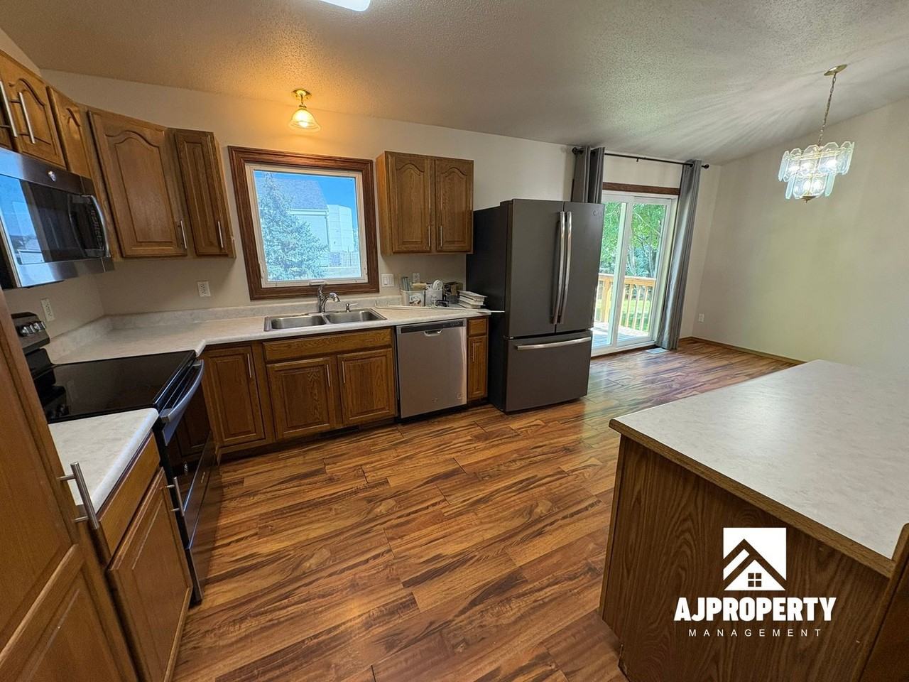 2208 S Larch Ave - Photo 4 of 23
