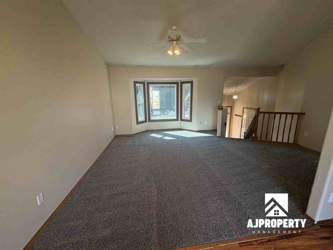 2208 S Larch Ave - Photo 5 of 23