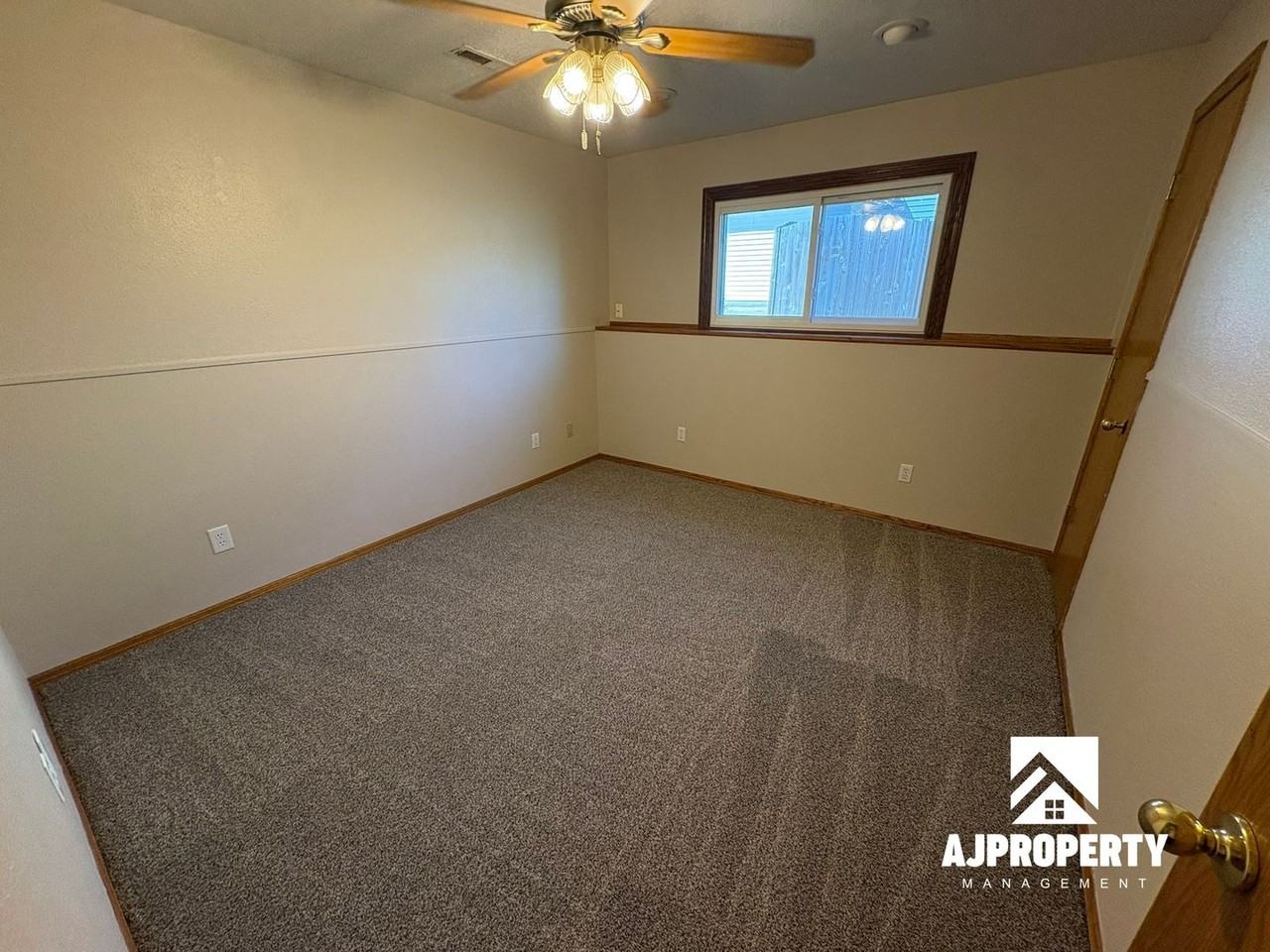 2208 S Larch Ave - Photo 7 of 23