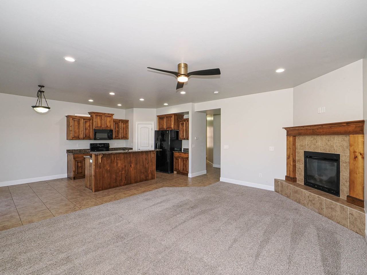 1239 N Silvercrest Dr - Photo 5 of 37