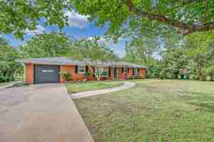 featured image of 311 E Newland Dr
