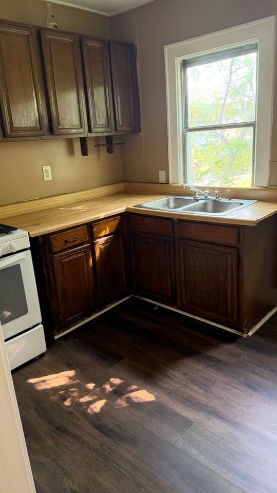455 Baldwin Ave - Photo 4 of 6