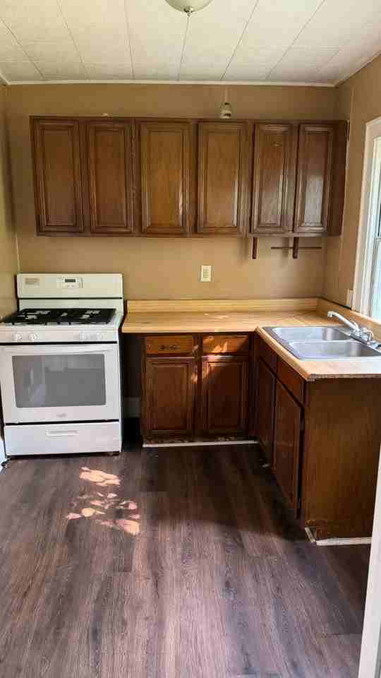 455 Baldwin Ave - Photo 5 of 6