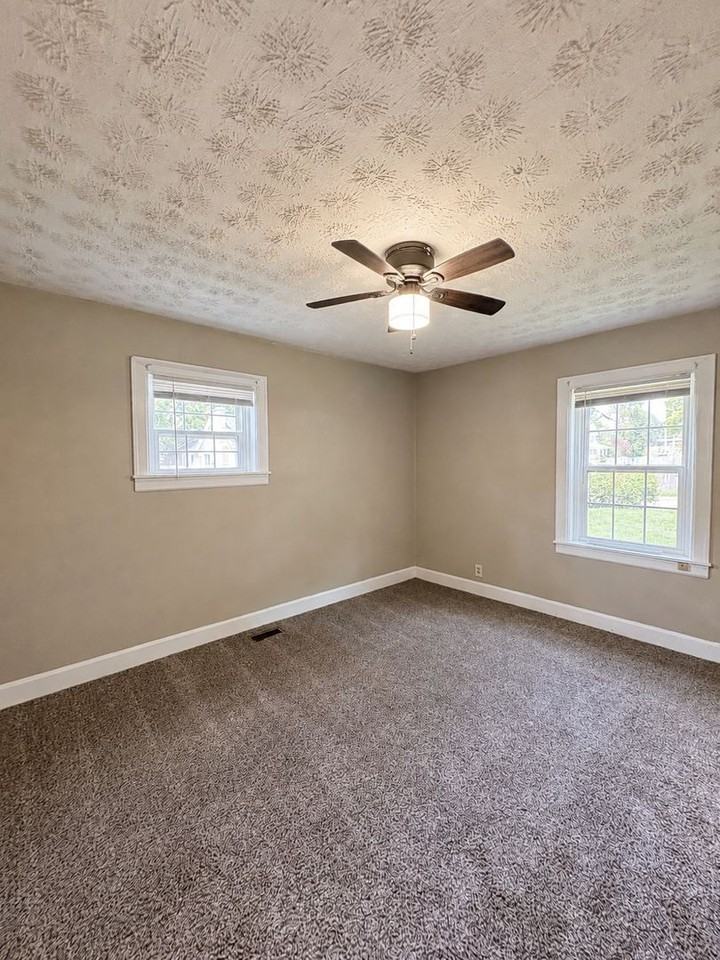 733 Golfview Dr - Photo 3 of 11