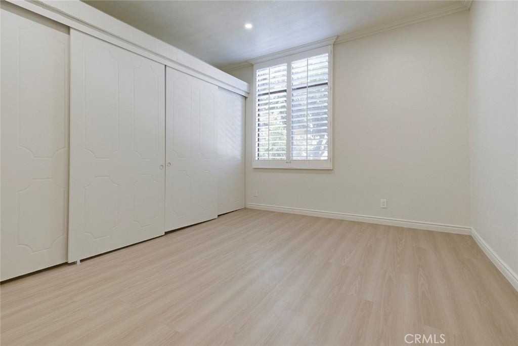 10470 Riverside Dr - Photo 5 of 19