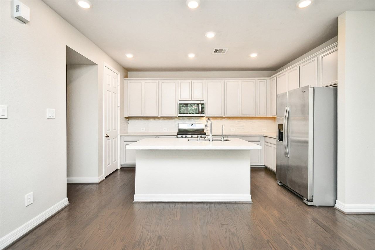 18225 Crystal Knoll Dr - Photo 4 of 30
