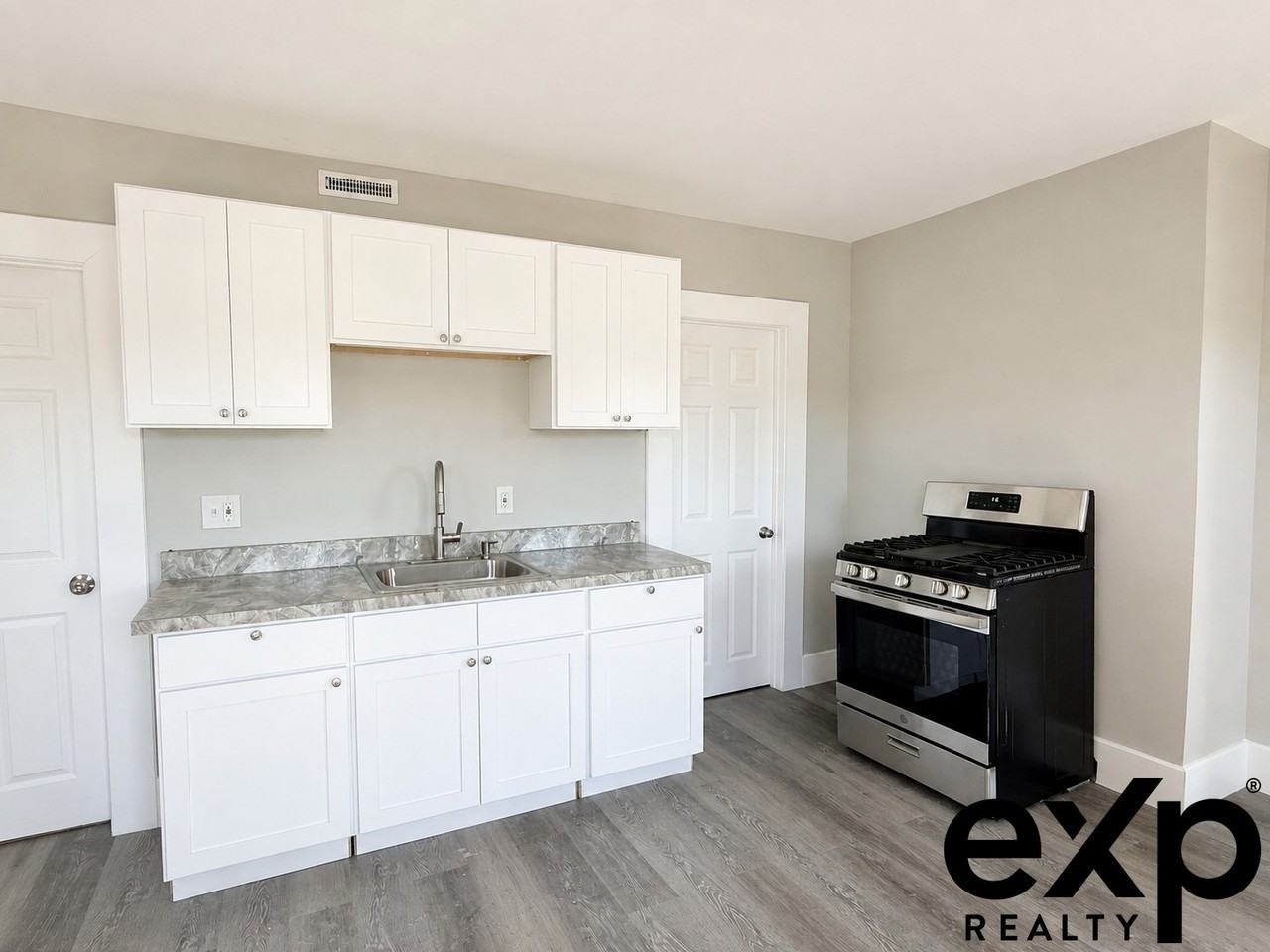744 Carew St #2 - Photo 3 of 15