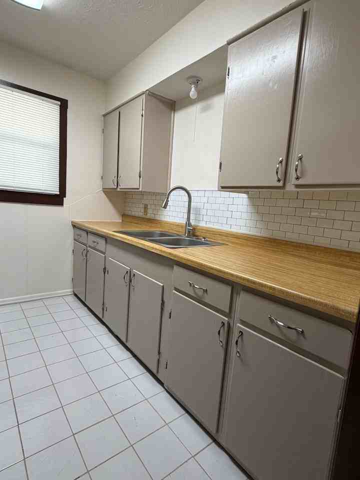6213 Nw Cherry Ave - Photo 6 of 11