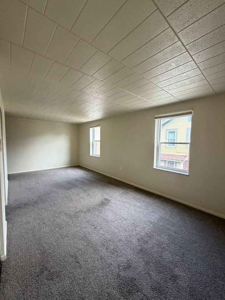 88 Sheridan Ave - Photo 3 of 8