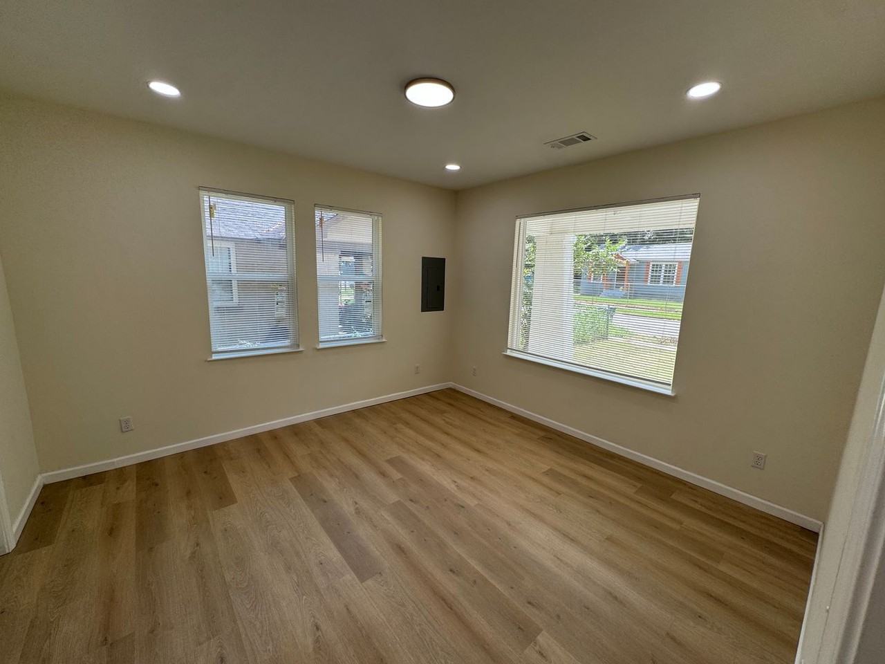 2554 Selman Ave - Photo 3 of 10
