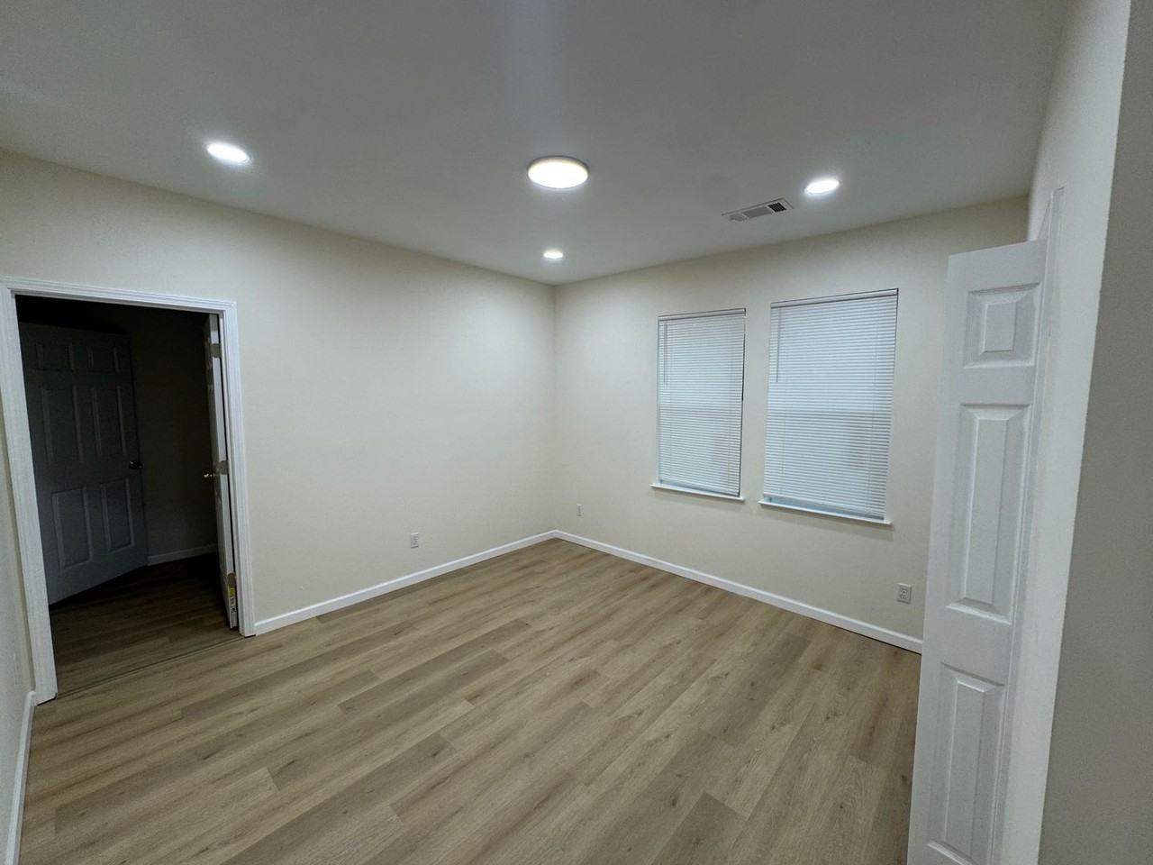 2554 Selman Ave - Photo 6 of 10