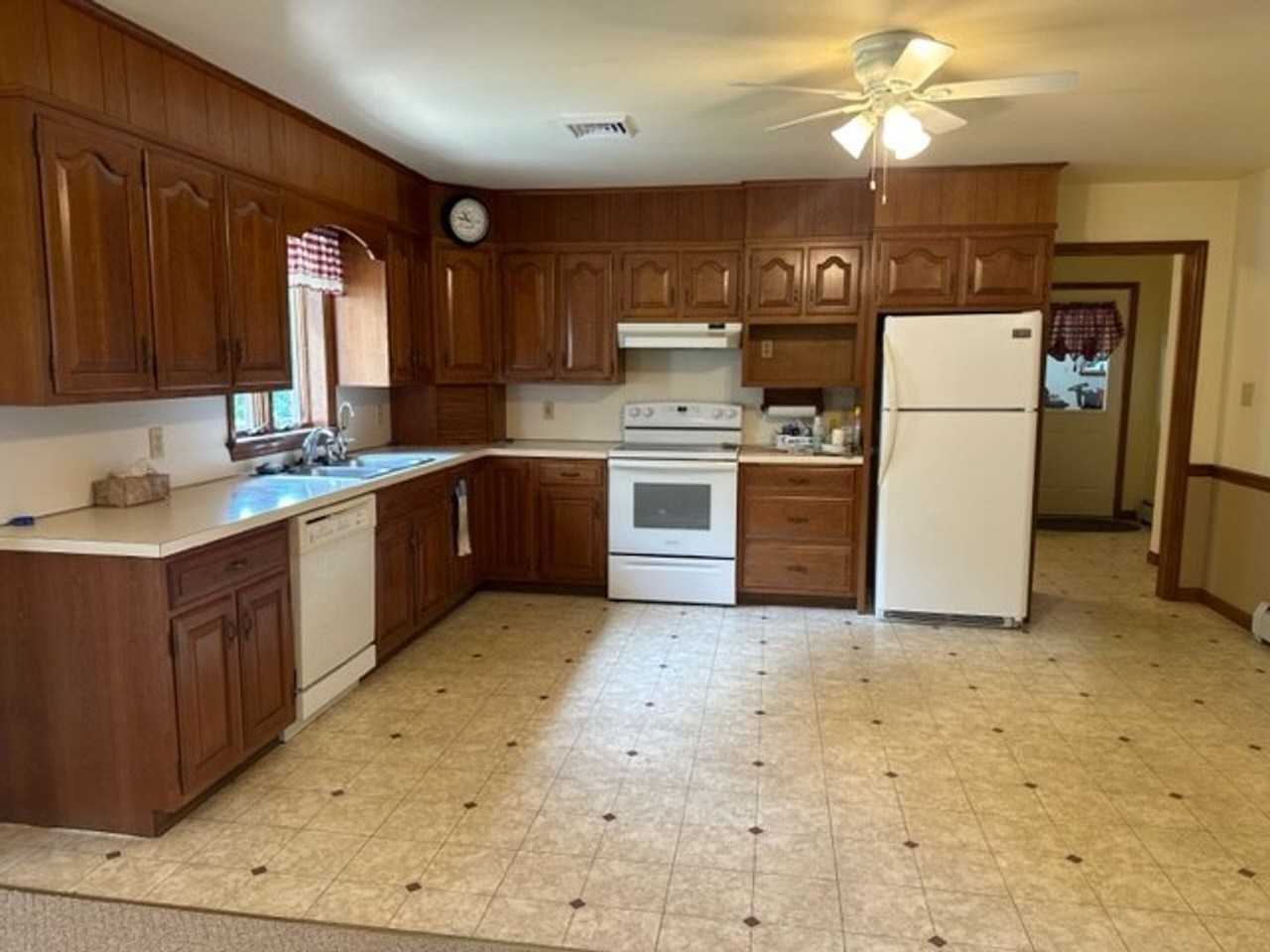 237 Cut Rd - Photo 3 of 50
