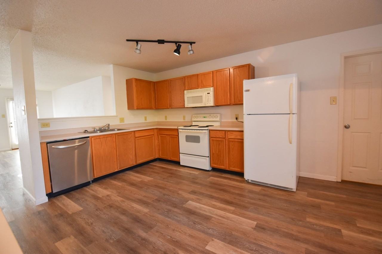 551 Runnymede Ct - Photo 2 of 20