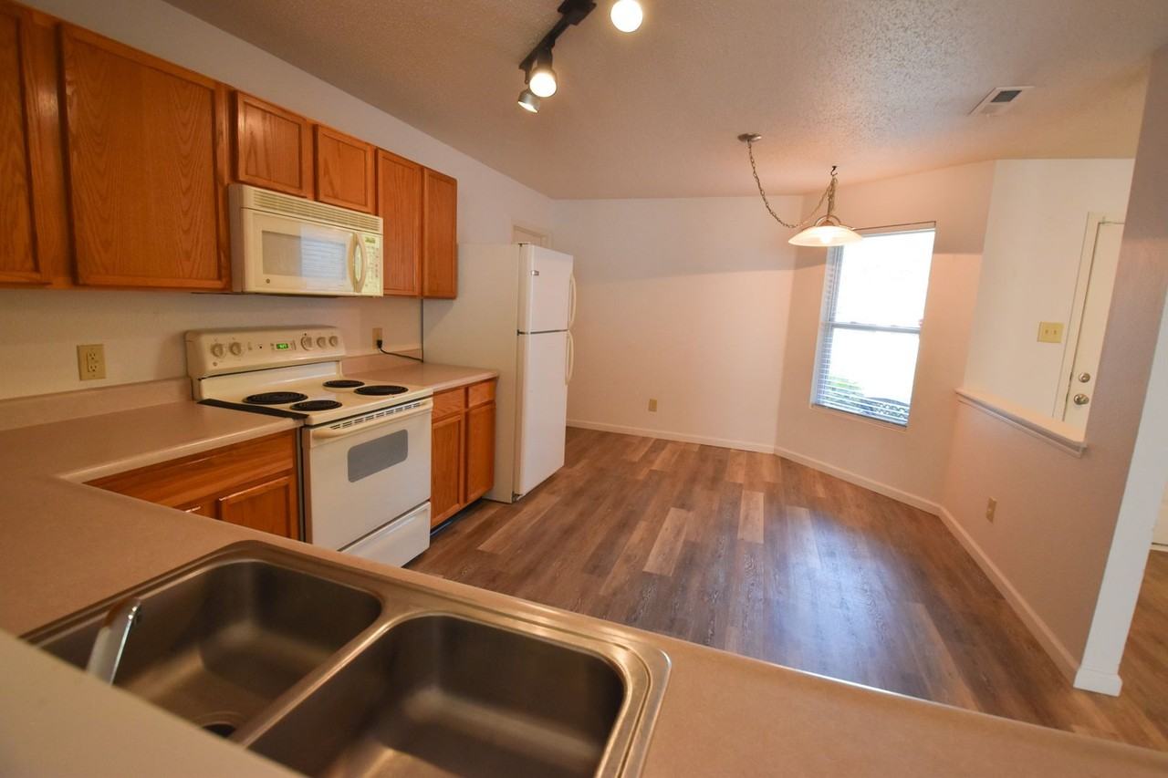 551 Runnymede Ct - Photo 3 of 20