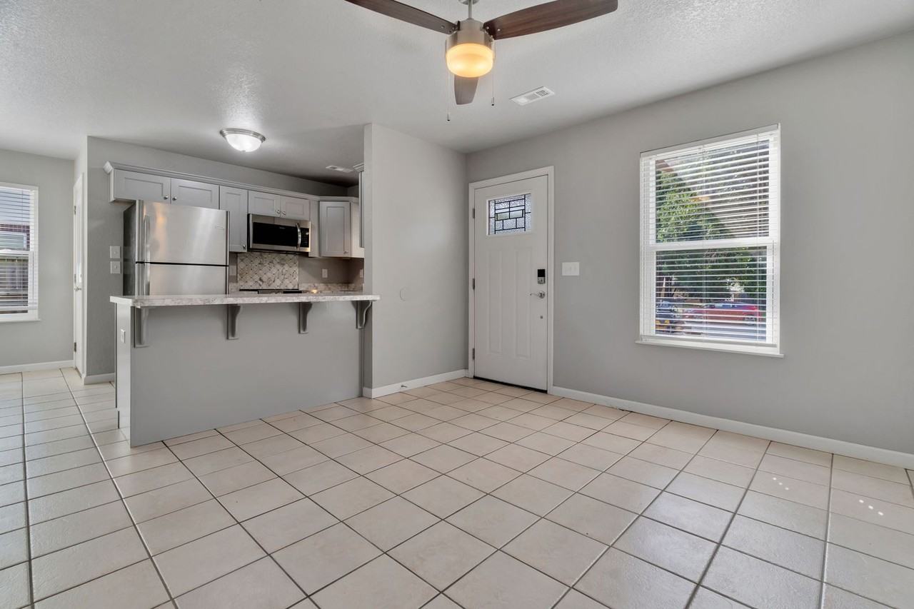 581 W Moan Pl - Photo 4 of 22