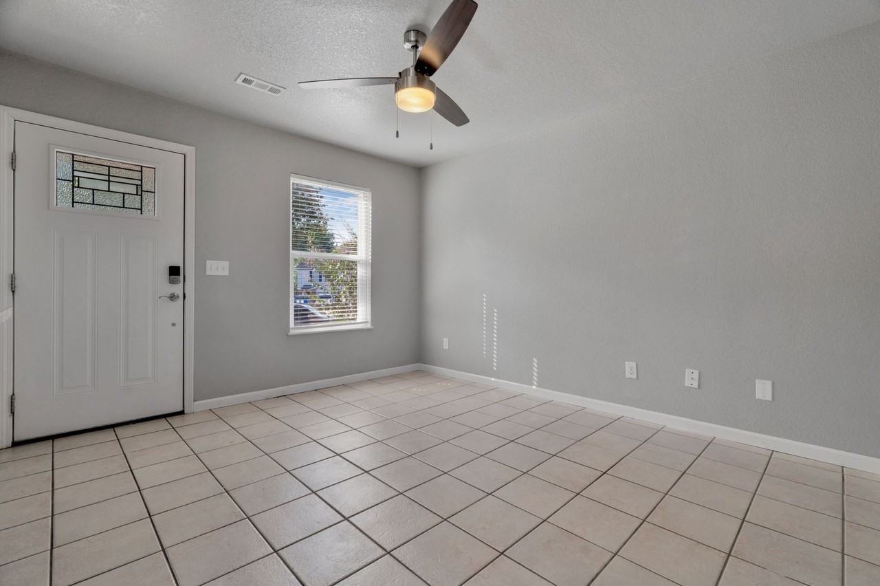 581 W Moan Pl - Photo 5 of 22