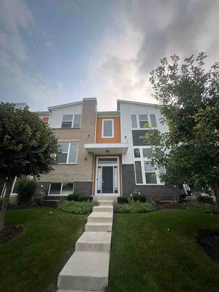 3S625 Camden St - Photo 2 of 47