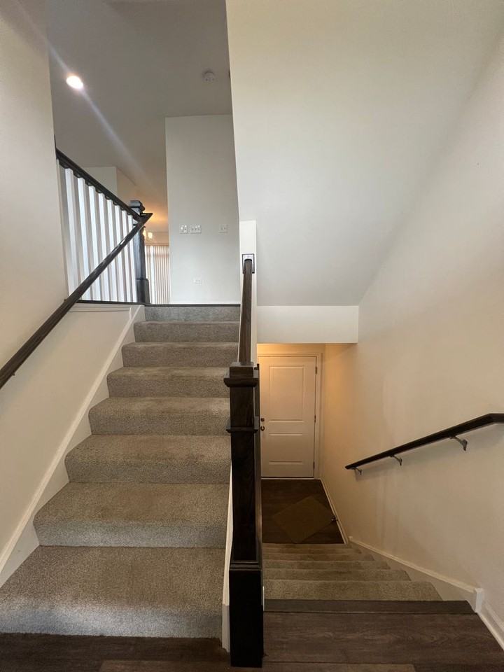 3S625 Camden St - Photo 4 of 47