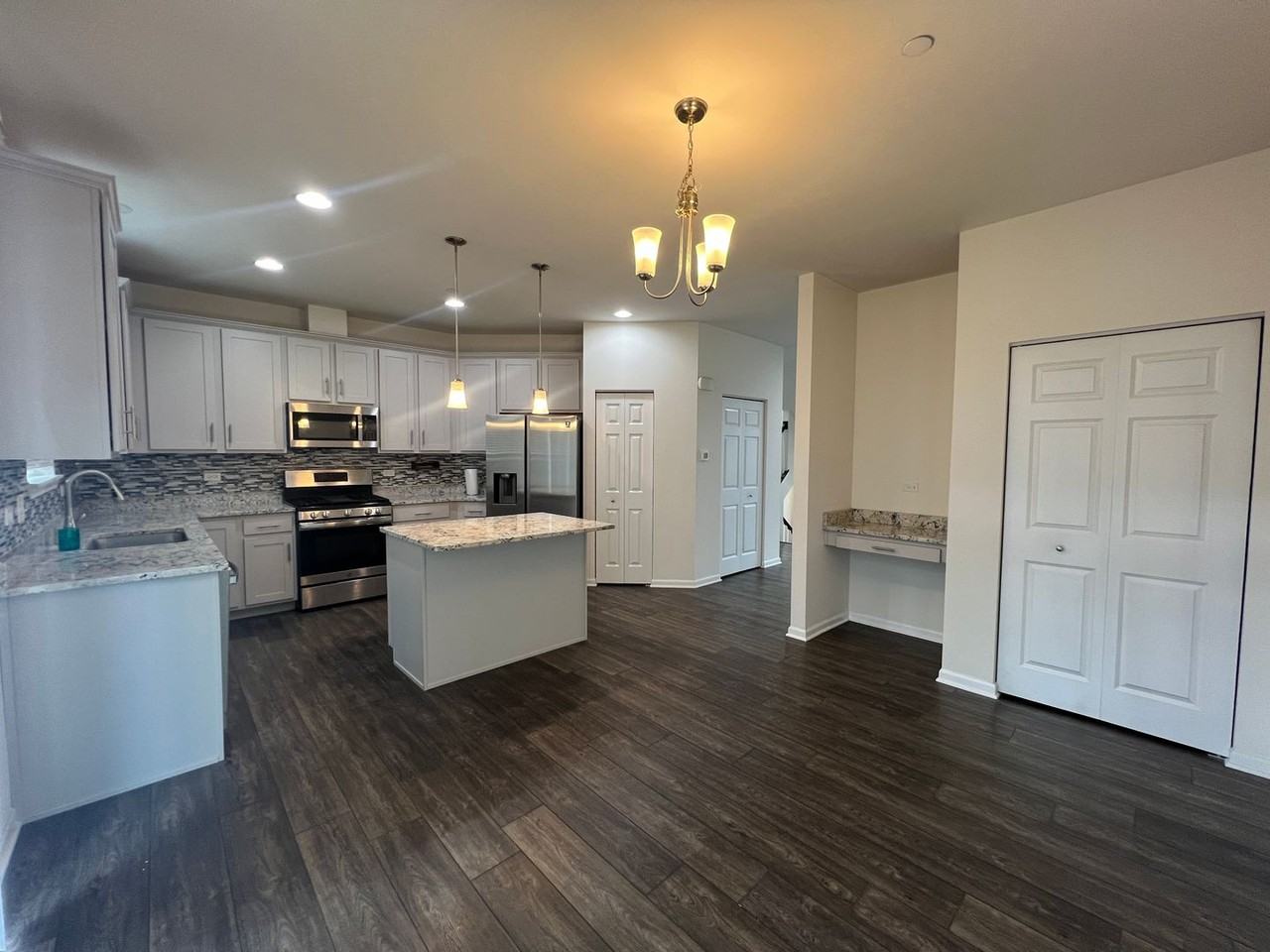 3S625 Camden St - Photo 5 of 47