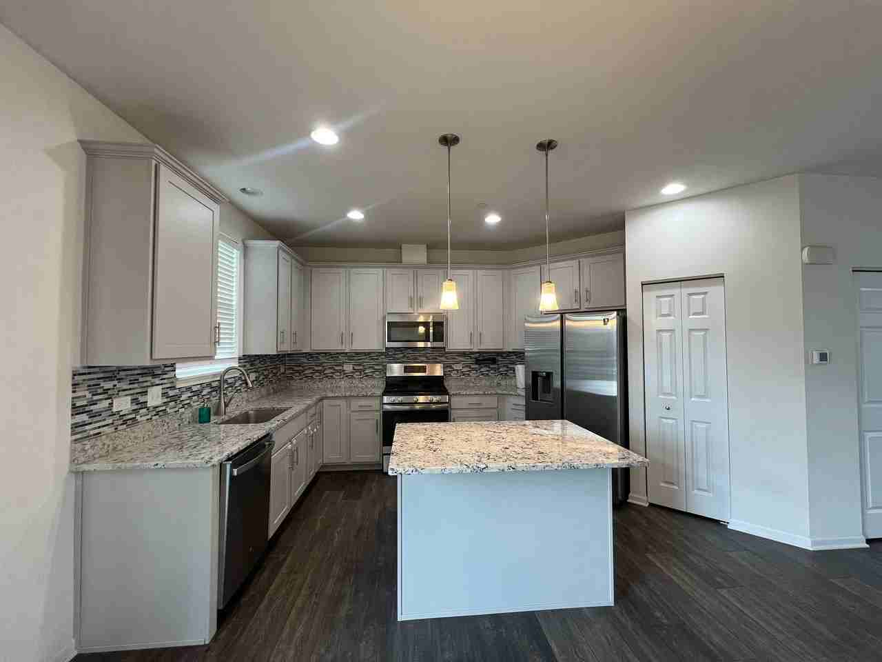 3S625 Camden St - Photo 6 of 47